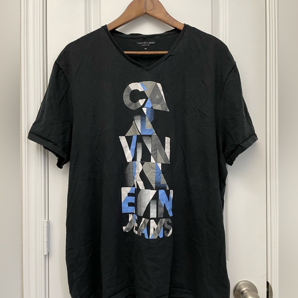 CALVIN KLEIN Men’s V-Neck Graphic Tee. Size XXXL